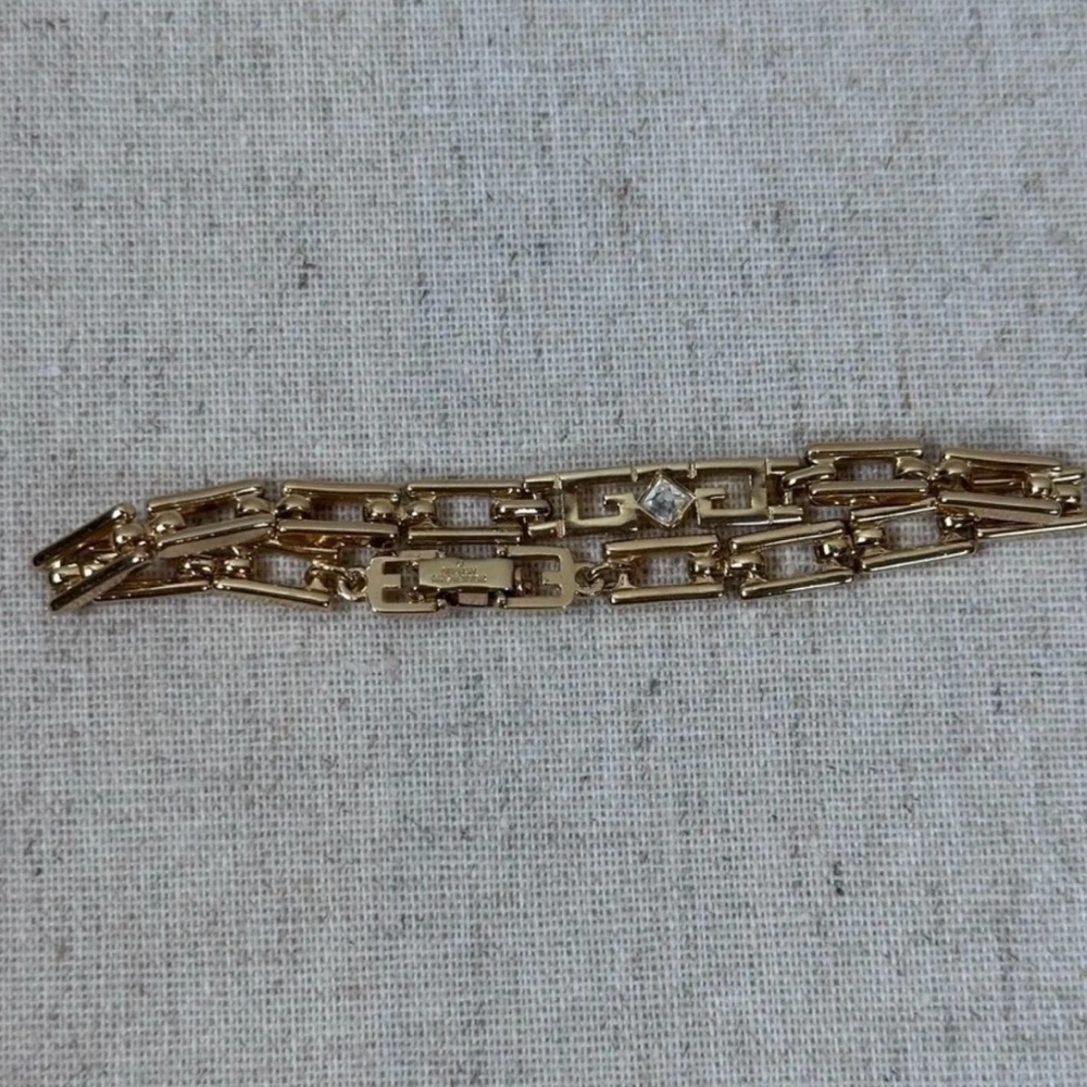 Elegant Givenchy Gold Link Bracelet - Picture 4 of 6
